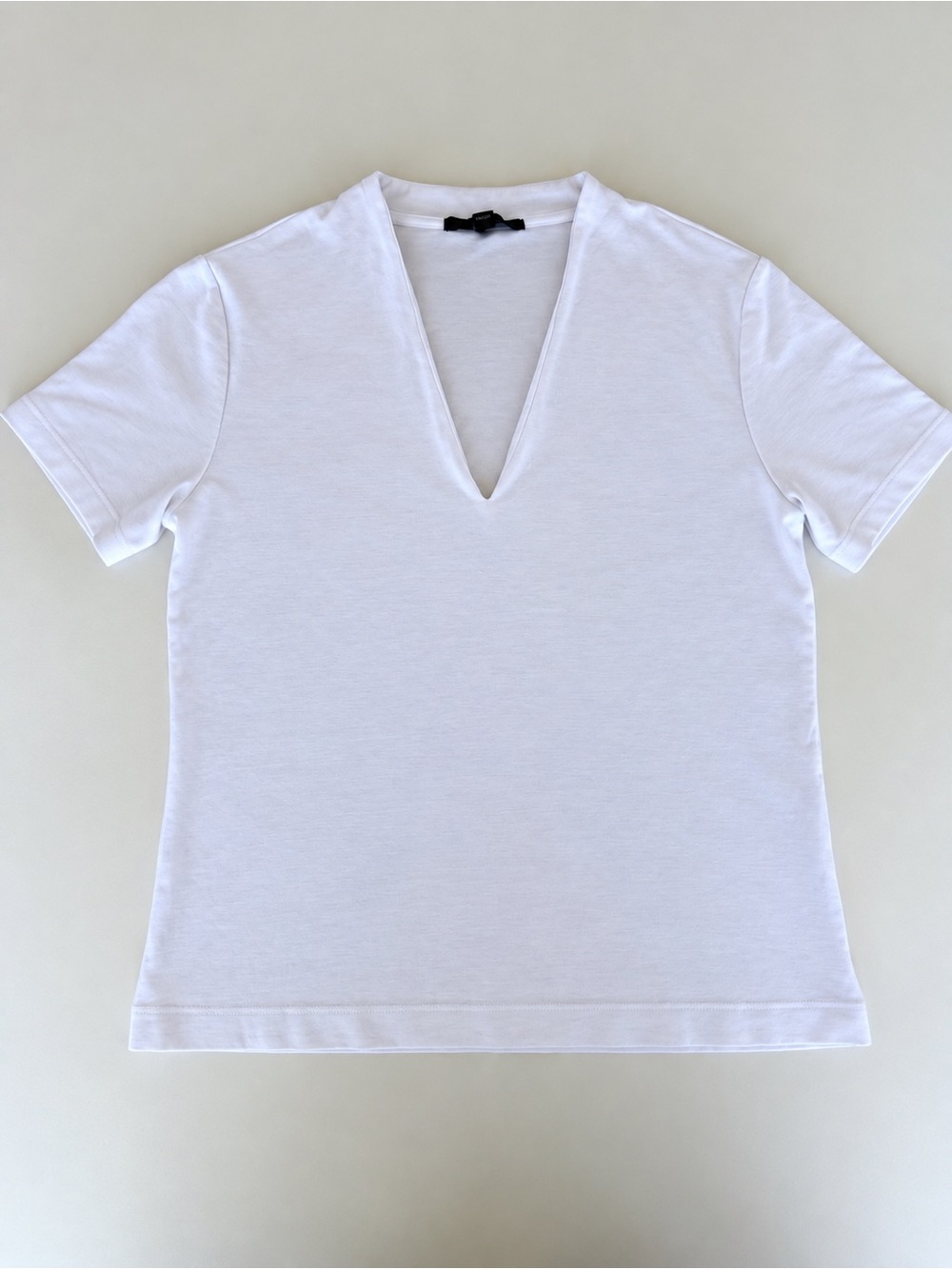 Banana Republic White V-Neck Short Sleeve Top – Size Medium